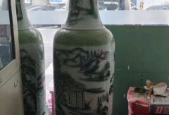 2个落地花瓶1w 全身完好无损 底部淡金色反光镜