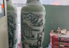 2个落地花瓶1w 全身完好无损 底部淡金色反光镜
